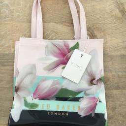 Plastic floral tote bag.
Brand new with tag.
Approx 24x24x11cm