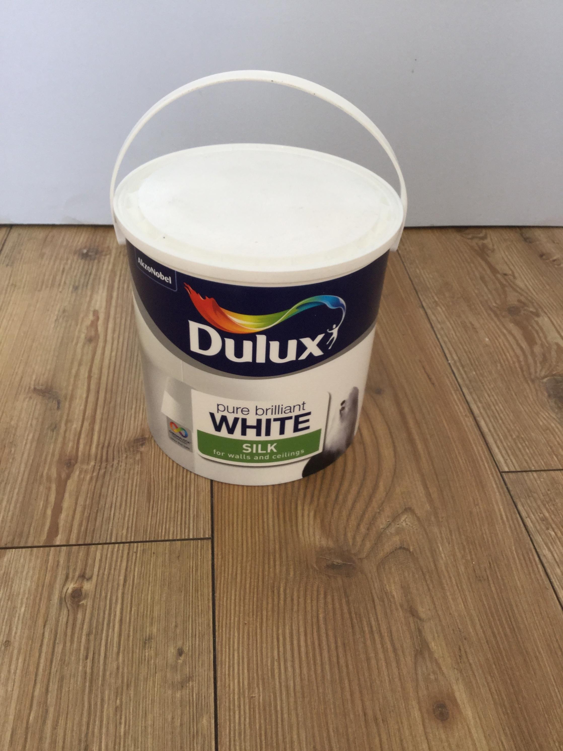 Dulux Pure Brilliant White Silk Paint In Se Lambeth F R Zum Verkauf Shpock De