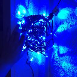 Hallöchen, verkaufe diese 10m lange Lichterkette (blau). Diese wurde kaum genutzt, alle Birnen leuchten stark und hell.