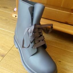 New woman Wellingtons size 5 uk(38)
Inly collection beacon Heights