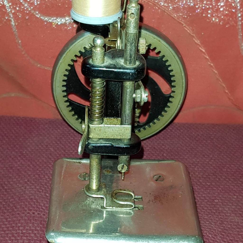 antica macchina da cucire singer con mobile e base di metallo