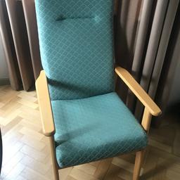Excellent condition high backed arm chair in a lovely light green fabric with delicate patterned detail.
Gives excellent support & stability, ideal if recovering from a hip replacement.
Height from floor to top of back: 47 inches /120cm
Height to seat: 20.5 inches/
52.5cm
Width from back to front leg 22.5 inches /58cm
Depth 18.5 inches/ 47cm
Buyer to collect
From a smoke & pet free home.