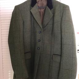 Very good quality olive tweed jacket from Alexander James tailor.

Extremely good condition as bought but sadly too big. Cost £400 new.

Would say to fit size 16-18.