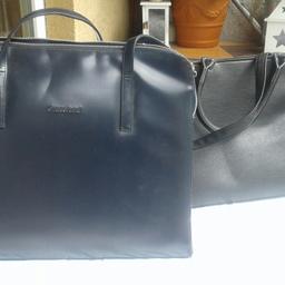 Mittelgroße dunkelblaue Handtasche, neu und unbenutzt. Alle Reißverschlüsse sind in Ordnung.
