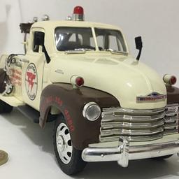 1:24 size 1953 Chevrolet wrecker pick up truck with opening doors, front bonnet, functioning tow bar. Pickup or postage.

Postage available for £3