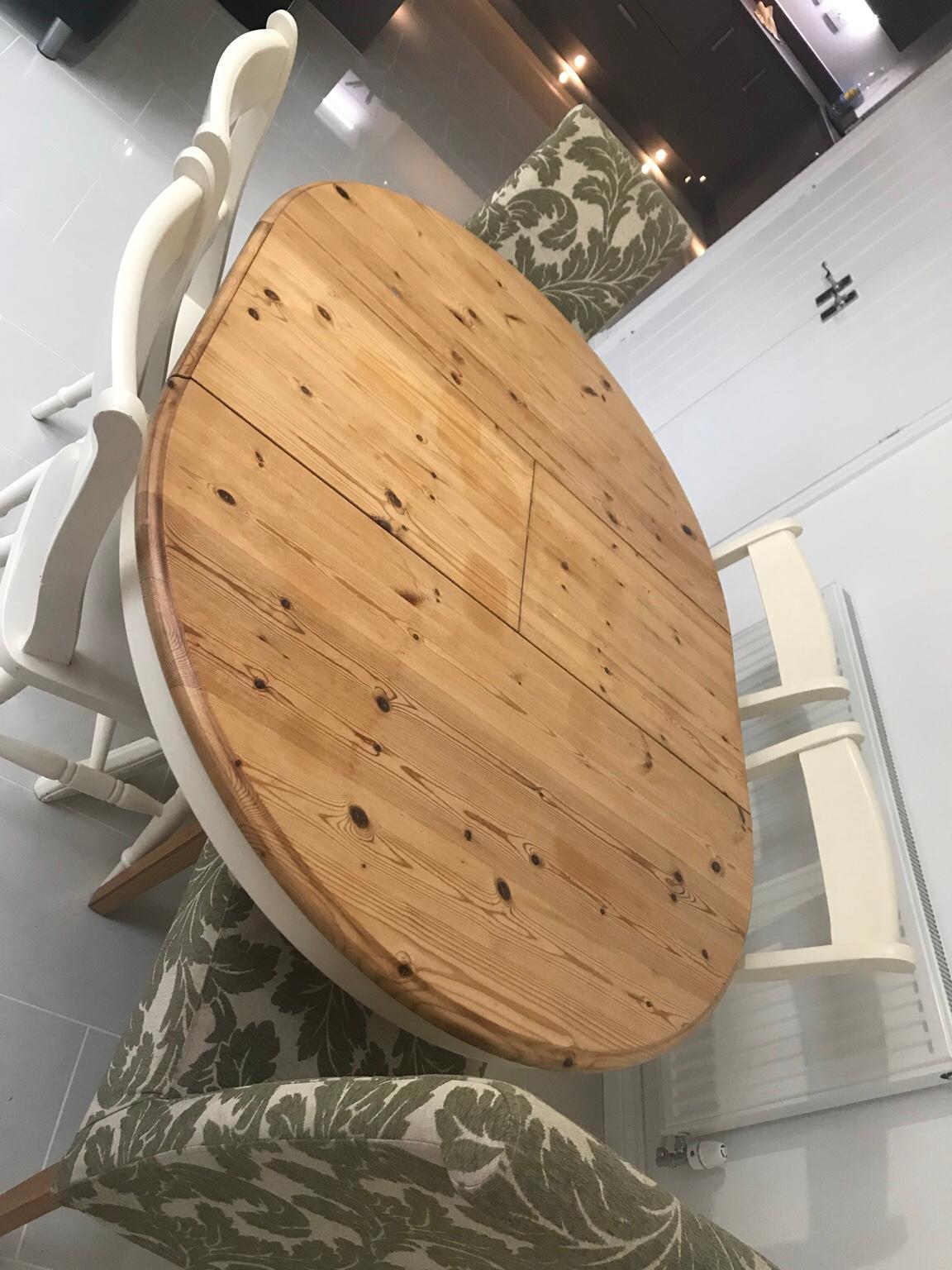 Shabby chic farm house extending dining table in Doncaster für £ 120,00