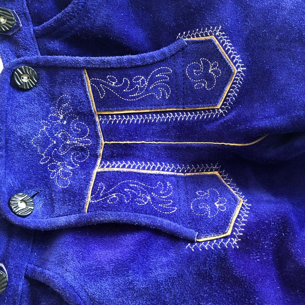 Farbe royalblau
Größe 152
Gebraucht, aber immer gepflegt.
Einfach ein Hingucker diese blaue kurze Lederhose!

Inkl Hemd Größe 146/152
Die Ärmel können auch kurz getragen werden und mit einem Knopf befestigt werden.