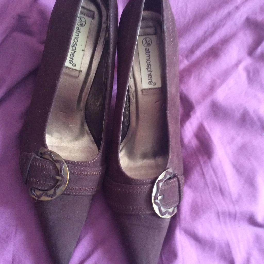 Great condition worn once size 5
Collection rossington