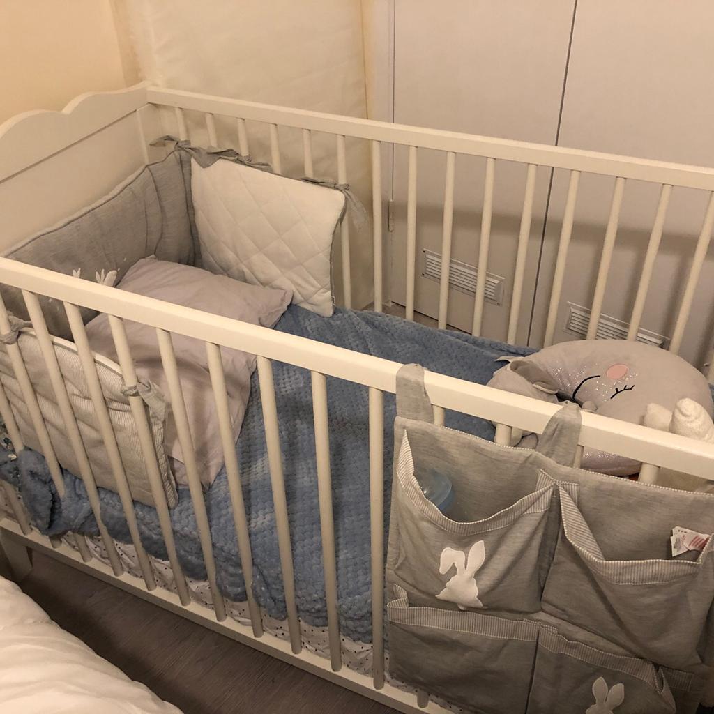 Baby white IKEA hensvik cot with mattress in NW8 Westminster für 50,00