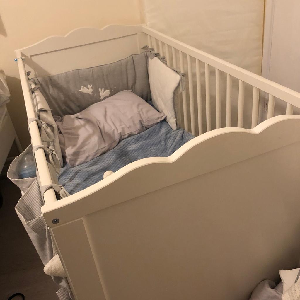 Baby white IKEA hensvik cot with mattress in NW8 Westminster für 50,00