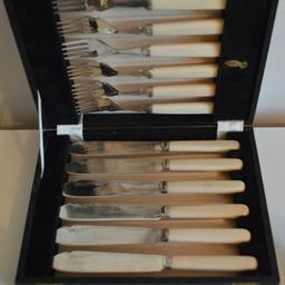 A Beautiful Set Of Antique/Vintage Silver-Plaited Fish Cutlery

Created By The Silversmiths And Jewelers 'Rossiter' Of Newton Abbot

Suggest Date (not definitive): Mid 20th Century

Size: 18cm x 24cm x 5cm Or 7' x 9.5' x 2'

Condition: Both The Cutlery And Original Box Are In Good Condition

Please Message Me Before Purchase If You Would Like This Posted... Thank You

See My Profile For More Art, Antiques And Paintings
