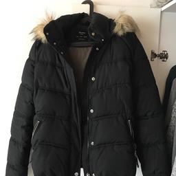 Warme Winterjacke mit Kapuze (nicht abnehmbar) von Bershka in der Größe L
Kaum getragen, daher keine Gebrauchsspuren
Neupreis lag bei 50 Euro 
Preis VB