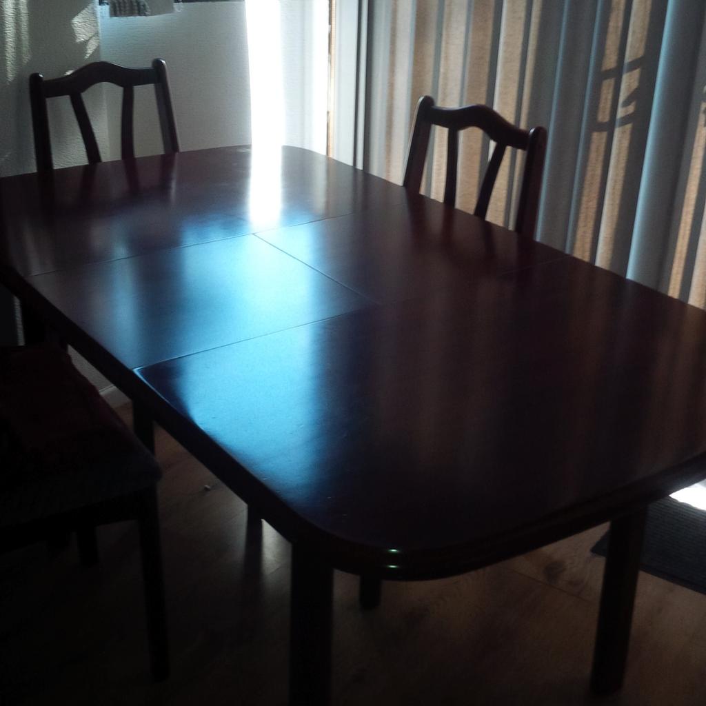 Dining table and chairs in CH41 Wirral für £ 45,00 zum Verkauf Shpock AT