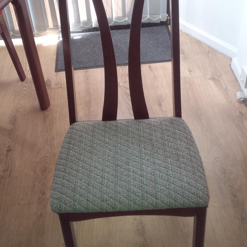 Dining table and chairs in CH41 Wirral für £ 45,00 zum Verkauf Shpock AT