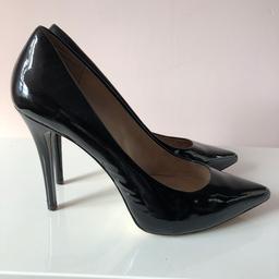 Beautiful Michael Kors heels very good condition very sexy patent bit like jimmy choo anouk size 7

Absolutely 100% genuine but no box or dustbag

£5 posting 