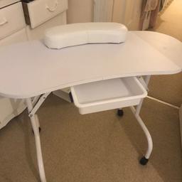 Excellent condition manicure table. Hardly used.