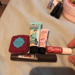 5 miniatures and one normal size lipstick. Hoola bronzer, another bronzer not on the picture, the pore professional pro balm, pore professional pearl primer, cha cha tint highlighter and lusty rose beyond sexy lipstick and liner in one
