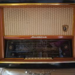 Sammler oder Liebhaber,
biete hier ein Altes aber gut erhaltenes Röhrenradio an, von 1957!!!!!
Funktioniert dem Alter entsprechend gut.
Selbstabholung besser, 
da es hohe Versandkosten sind zwecks Gewicht. 
Keine Garantie und keine Rücknahme!!!