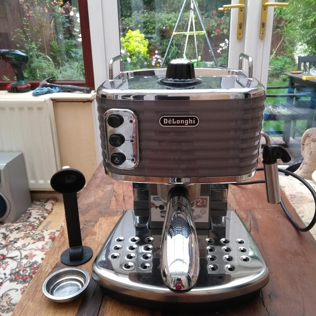 DeLonghi Scultura coffee machine in Wigan für 40,00 € zum Verkauf