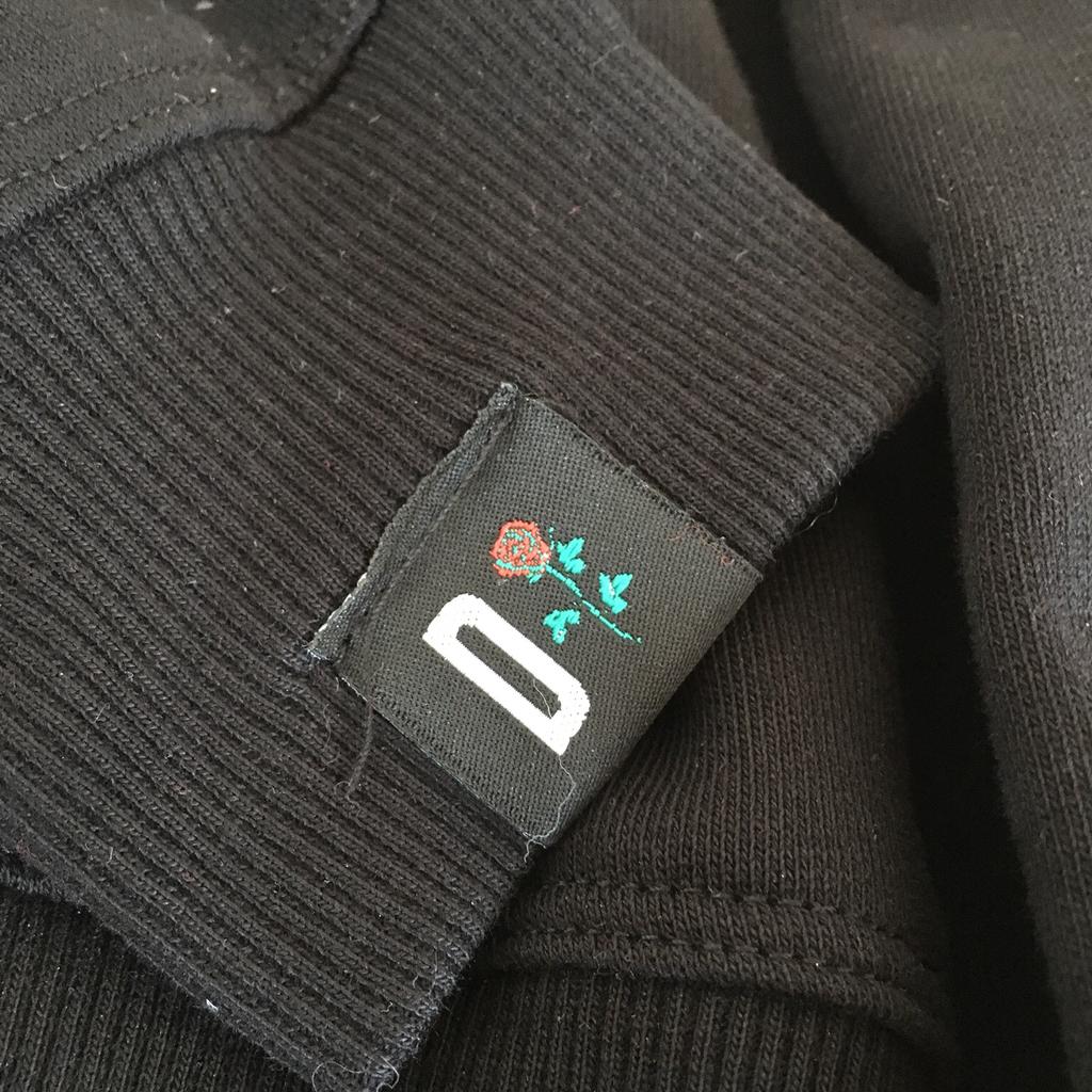 schwarzer Dagi-Shop Sweater mit Rosen an den in 27624 Geestland for €30 ...