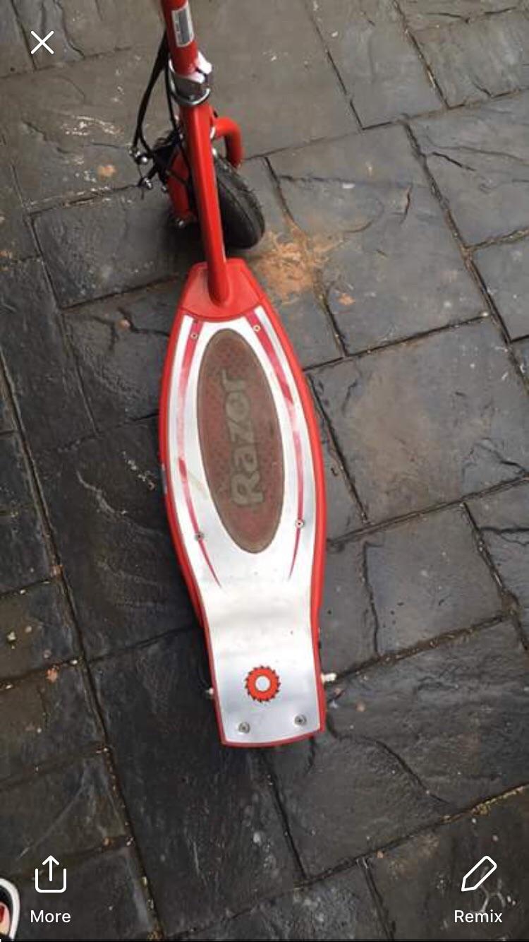Razor E100 electric scooter in Barnsley for £35.00 for sale | Shpock