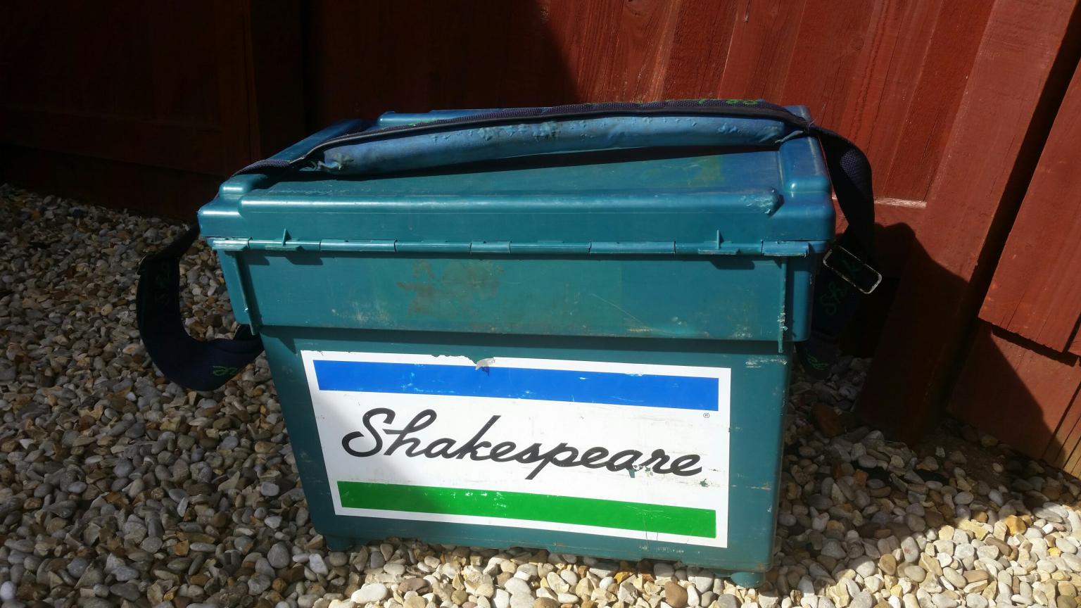 Shakespeare fishing tackle box seat in DN17 Scunthorpe für 5,00 £ zum