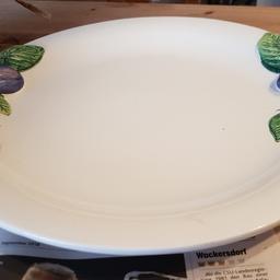 schön verzierter Teller, Platte, Glasur im Vintage-Stil, gebrochene Optik, nicht angeschlagen 
Keramik Italien 
Weiß mit Zwetschgen