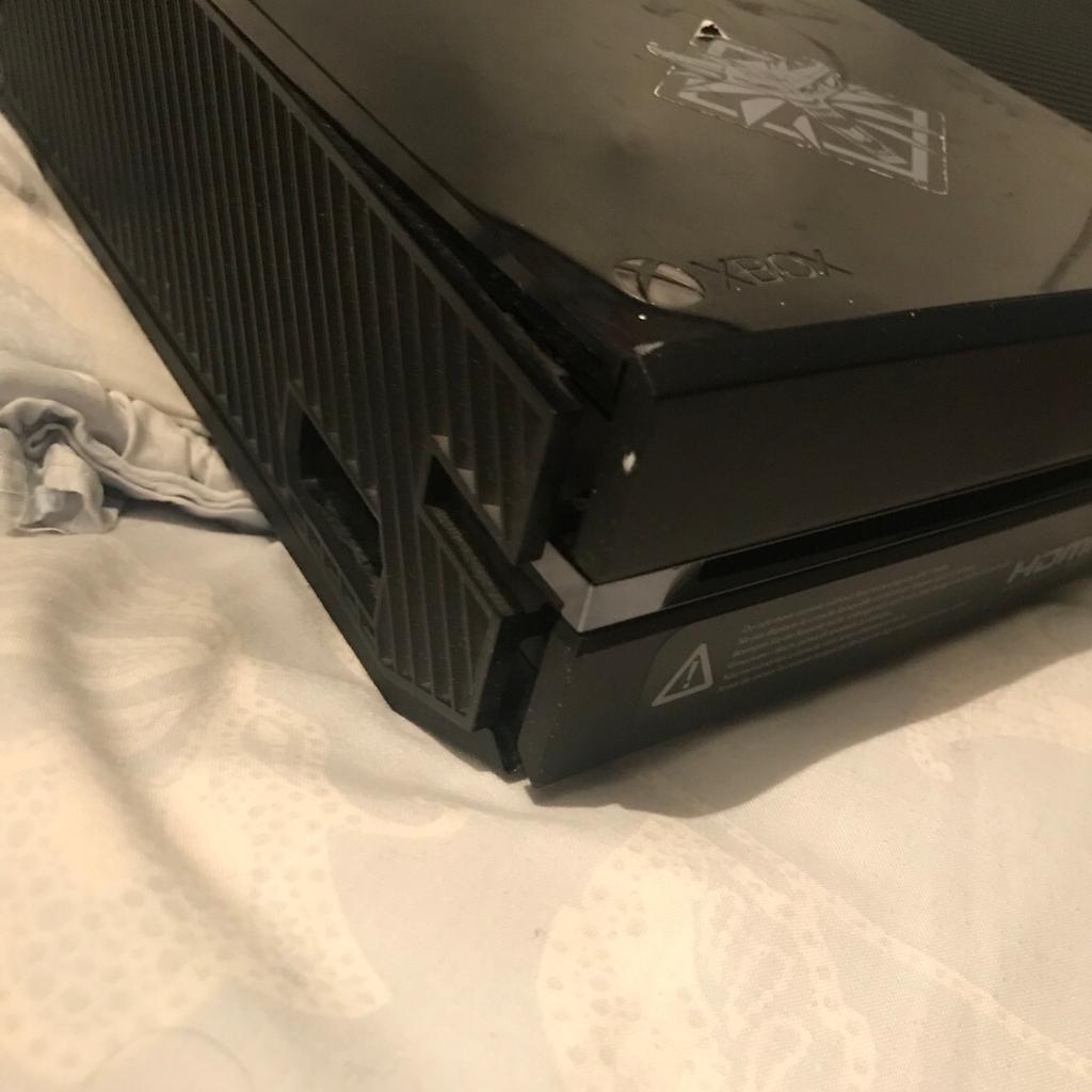Xbox one with controller and all wires. in B36 Birmingham für 70,00