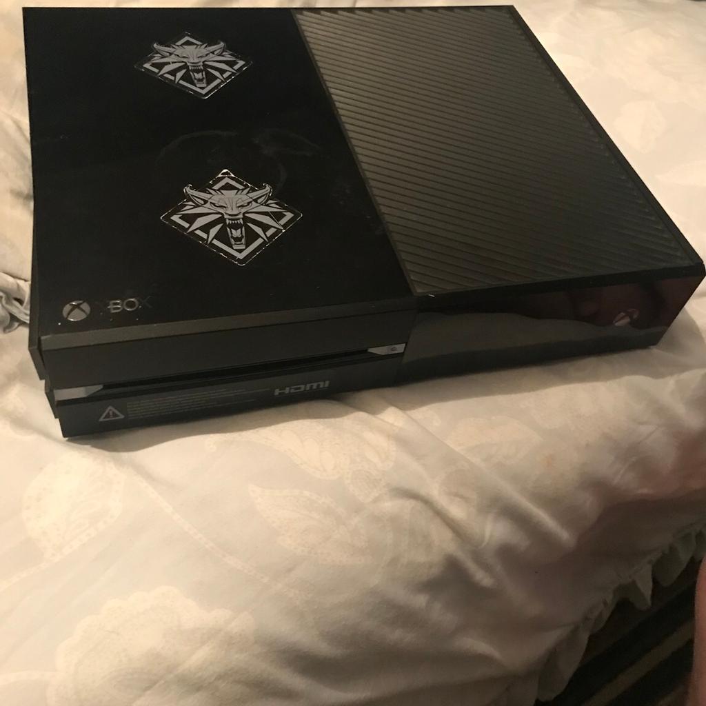 Xbox one with controller and all wires. in B36 Birmingham für 70,00