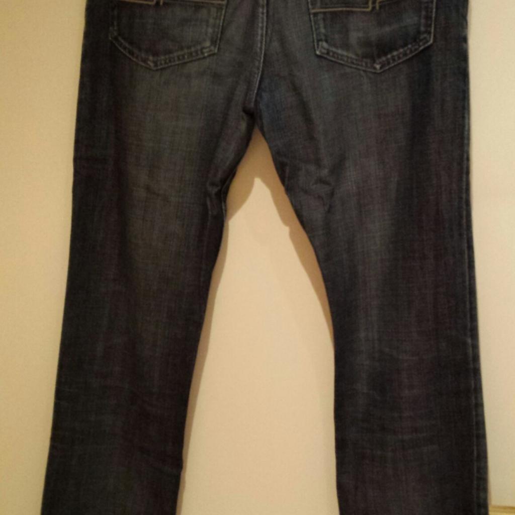 Verkaufe neuwertige blaue Tommy Hilfiger Jeans, Größe W30, L34. Neupreis 120 Euro.