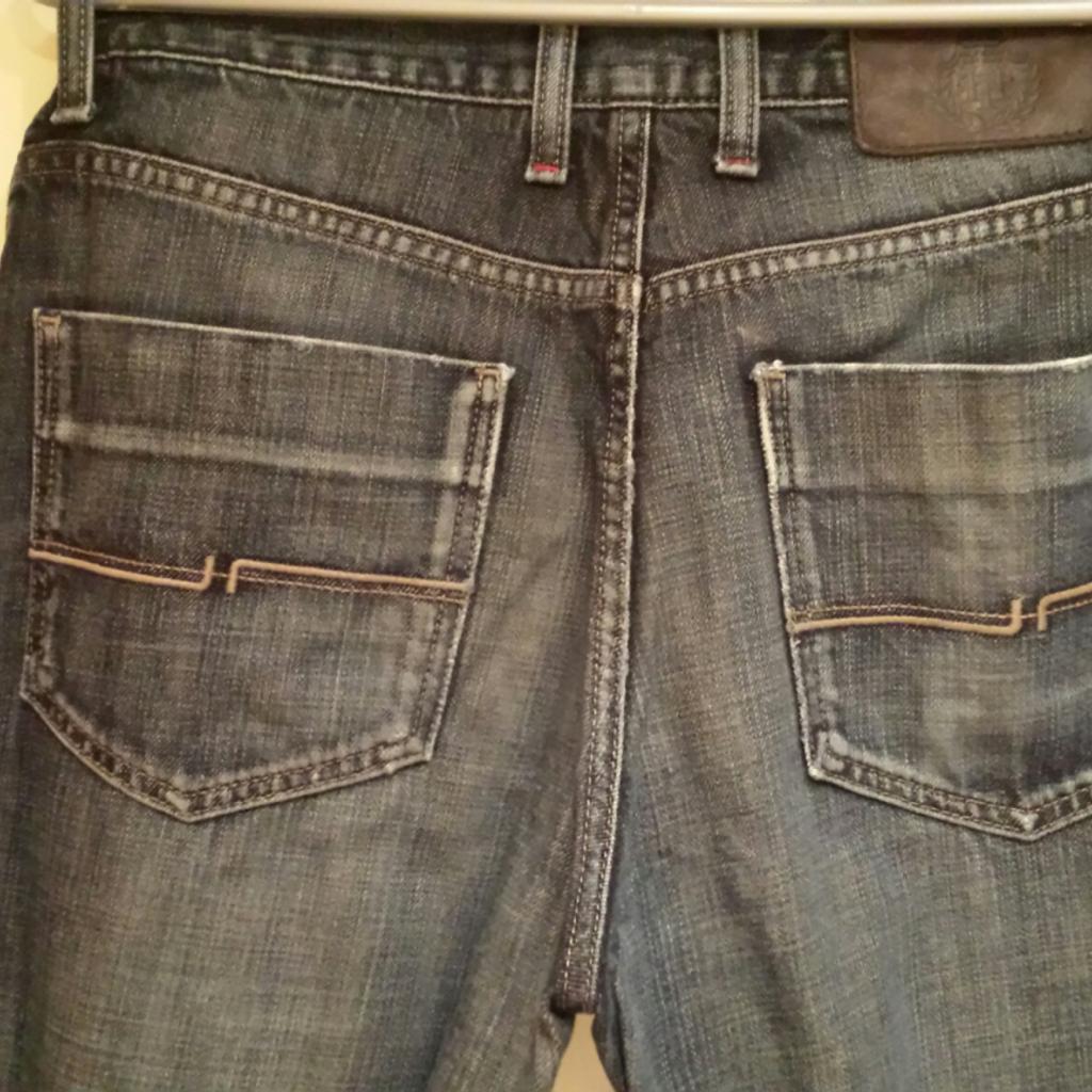 Verkaufe neuwertige blaue Tommy Hilfiger Jeans, Größe W30, L34. Neupreis 120 Euro.