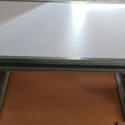Kinderschreibtisch
Farbe: weiß, grau
Material: Holz, Metall
Maße: B 118, T 60
Höhenverstellbar und Neigungsverstellbar
Schultaschenhalterung, Stiftablage, Bücherablage unterhalb des Schreibtischs