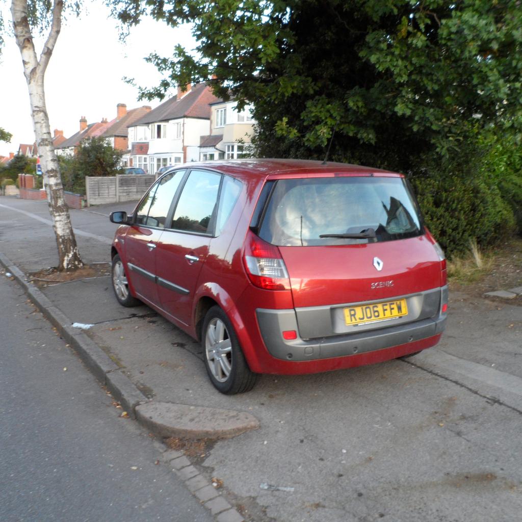 2006 Metallic Red Renault Scenic DCi with MOT in B27 Solihull für 450