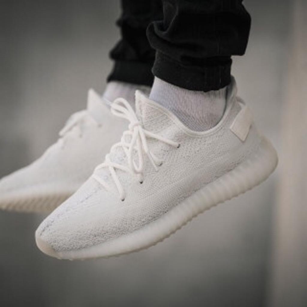 Yeezy Boost Triple White V2 in 80933 München for €260.00 for sale | Shpock