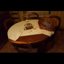 Tavolo in legno ottime condizioni con sedie