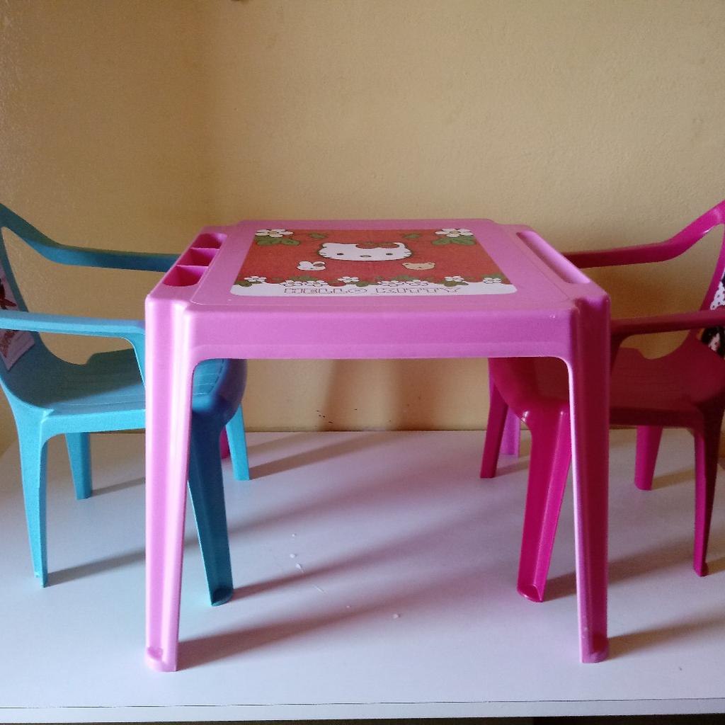 Tavolino e 2 sedie in legno di Hello Kitty per bambini