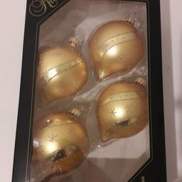 Sehr schöne Christbaumkugeln, satin gold mit Glitter Dekor in einer 4er Box. 

Die Kugeln sind auf jeden Fall ein Highlight an Ihrem Weihnachtsbaum. 

Sie haben eine Größe von ca. 8,9 cm und sie sind mundgeblasen und handdekoriert. 

Das Krönchen auf den Kugeln ist goldfarben. 

Die Kugeln wurden in Lauscha/Thüringen exklusiv für Dekohelden24 hergestellt !