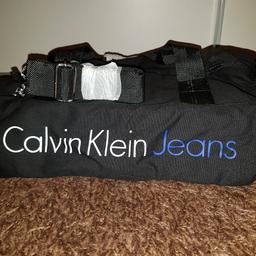 Ich verkaufe meine neue Calvin Klein Sporttasche in der Farbe schwarz
Maße : ca. 26 x 48 x 26 cm (H x B x T)