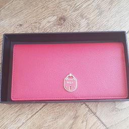 Unused in box and with tags Ralph Lauren wallet for ladies.
Colors:burgundy red and gold.