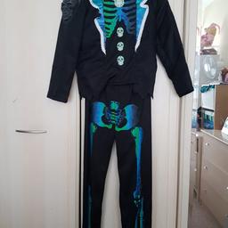 Label has not the age range on it. Bought last year for our son aged 7. It would fit him again this year but he wants a different outfit. Excellent condition. Used only once. Comes with top hat.