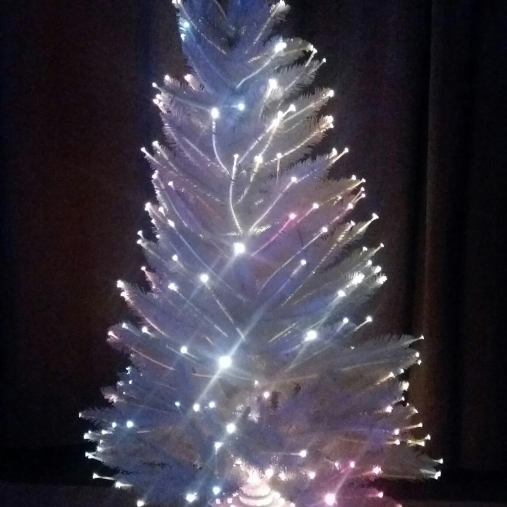 B&Q 4ft White Fibre Optic Christmas Tree in E3 Hamlets für 20,00 £ zum