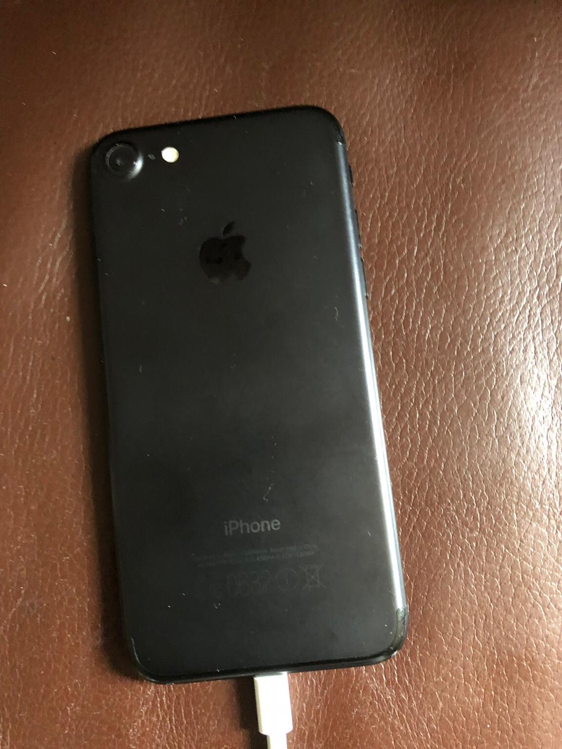 Apple iPhone 7 128gb unlocked (cracked screen in London Borough of