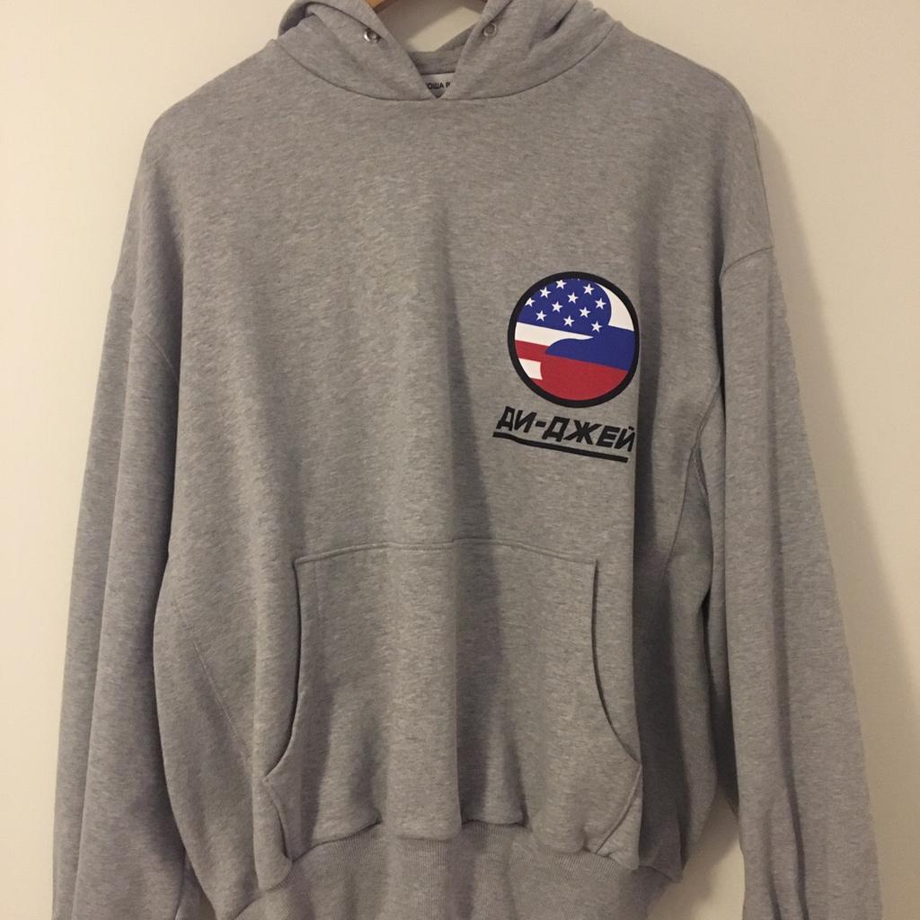 Gosha Rubchinskiy DJ Rave Logo Hoodie in 1220 Wien für 110,00