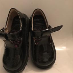 Very good condition, worn very few times, very clean!