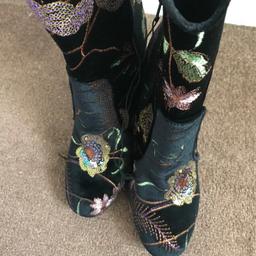 Beautiful back glitzy design boots never been worn  absolut bargain pick up only size6