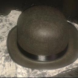 Hut in schwarz, festes Material.
Ca. 57 cm

Den Vintage Schal aus den 60er Jahren biete ich auch zum Verkauf an