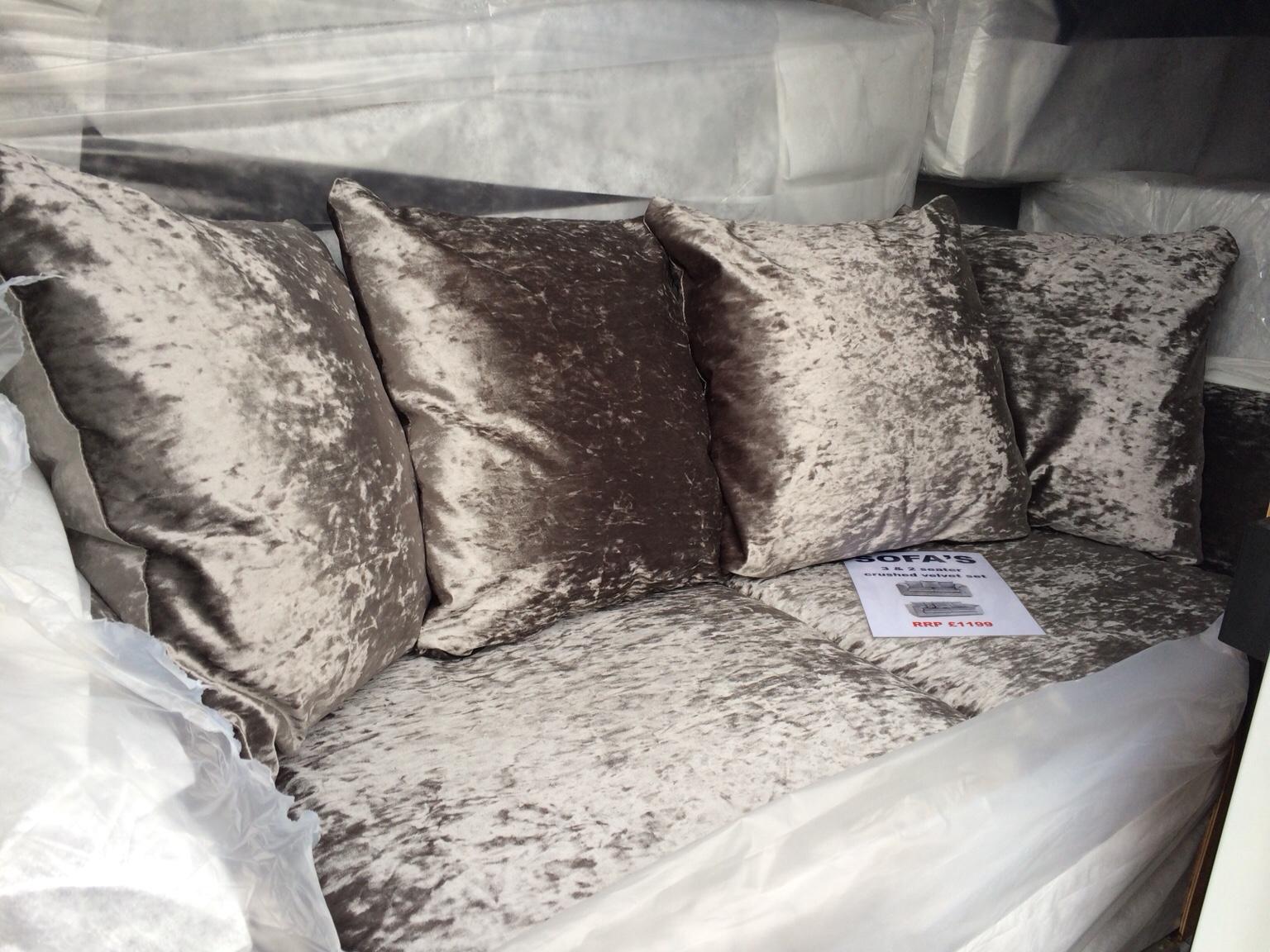 Crushed velvet sofa 3 & 2 seater in ST16 Stafford für 325,00 £ zum