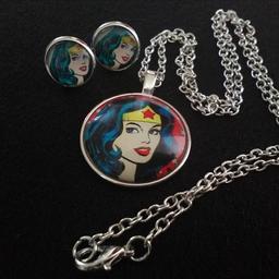 Set includes a wonder woman pendant necklace,wonder woman stud earrings each in a clear plastic bag. And a blue organza presentation bag.

Items are brand new and £5 for the set.

Collection from Crewe, Cheshire.

Any questions or queries please do not hesitate to ask.