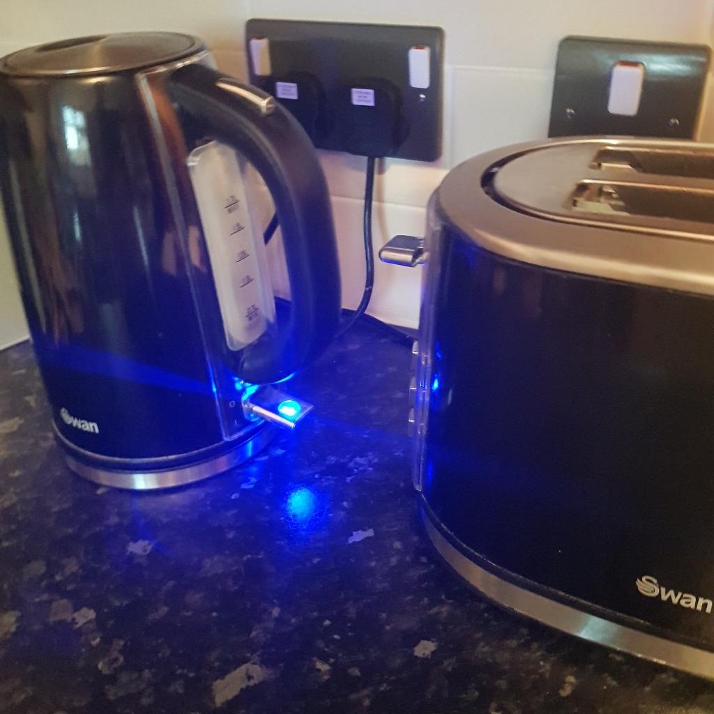 swan kettle and toaster black in Little Mill für £ 8,00 zum Verkauf