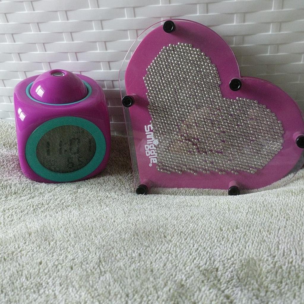 Smiggle projector alrarm clock and pin art in B63 Dudley für 12,00
